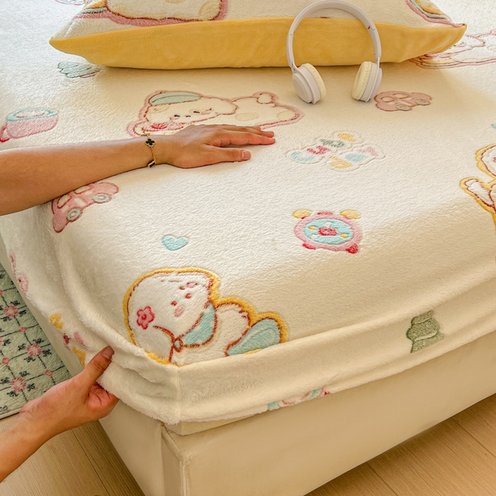 91家纺网 家纺一手货源 找家纺 娜朵家纺 2025新款180克雪花绒印花床笠 小狗贝贝