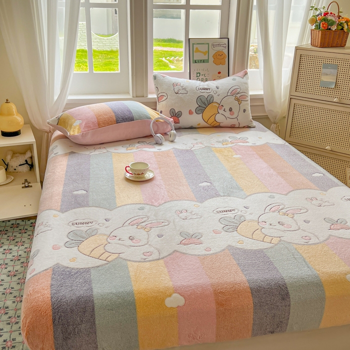 91家纺网 家纺一手货源 找家纺 娜朵家纺 2025新款180克雪花绒印花床笠 萝卜兔