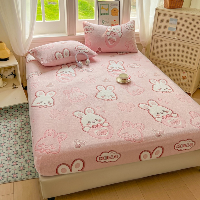 91家纺网 家纺一手货源 找家纺 娜朵家纺 2025新款180克雪花绒印花床笠 樱桃兔