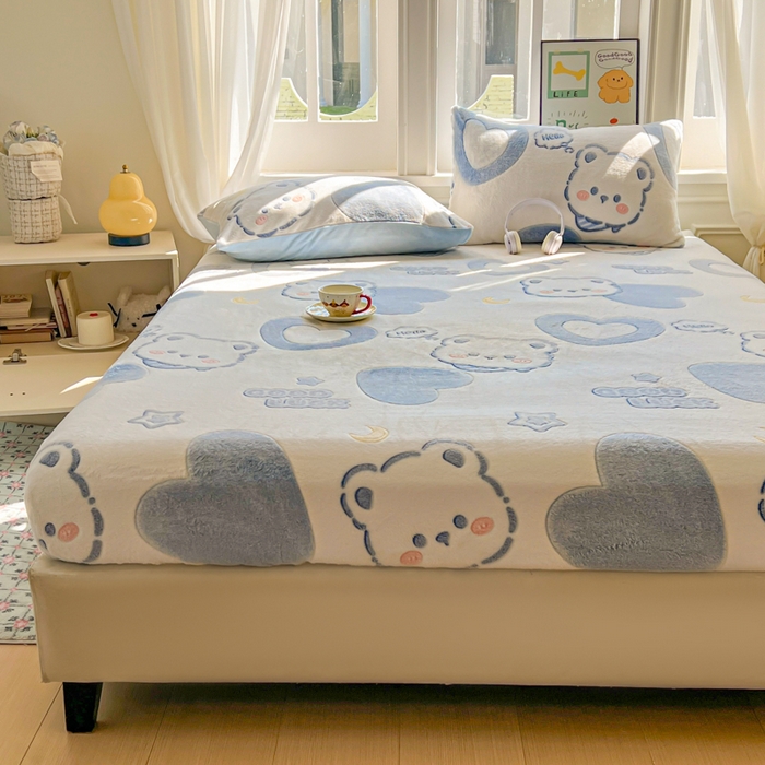 91家纺网 家纺一手货源 找家纺 娜朵家纺 2025新款180克雪花绒印花床笠 蓝色小熊