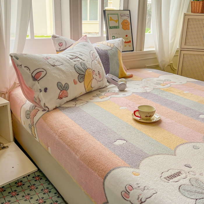 91家纺网 家纺一手货源 找家纺 娜朵家纺 2025新款180克雪花绒印花床笠 萝卜兔