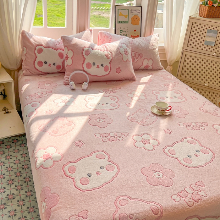 91家纺网 家纺一手货源 找家纺 娜朵家纺 2025新款180克雪花绒印花床笠 甜心小熊