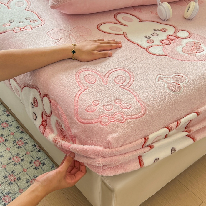 91家纺网 家纺一手货源 找家纺 娜朵家纺 2025新款180克雪花绒印花床笠 樱桃兔