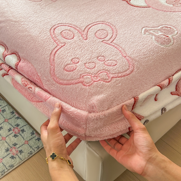 91家纺网 家纺一手货源 找家纺 娜朵家纺 2025新款180克雪花绒印花床笠 樱桃兔