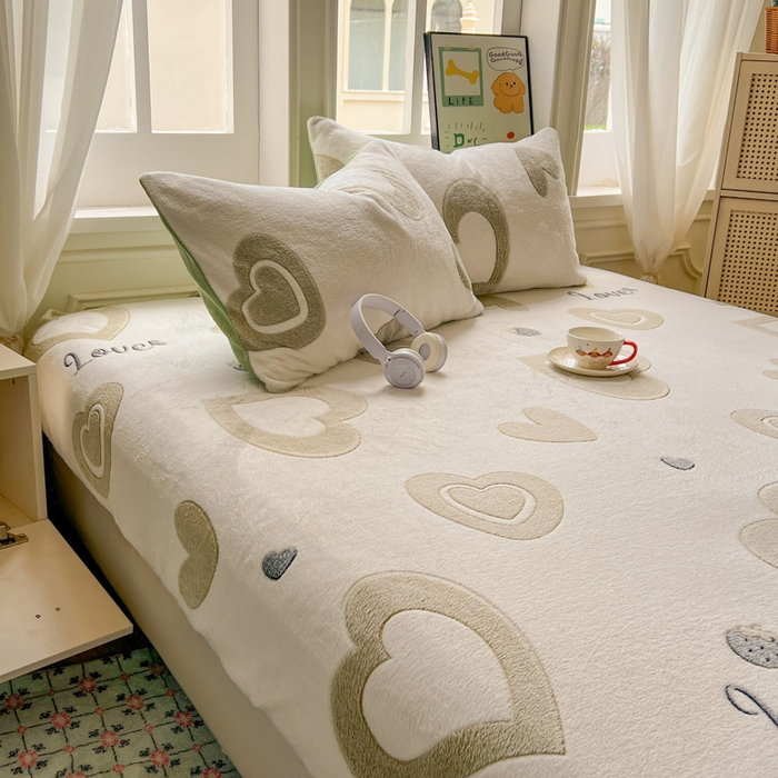 91家纺网 家纺一手货源 找家纺 娜朵家纺 2025新款180克雪花绒印花床笠 爱心LOVE