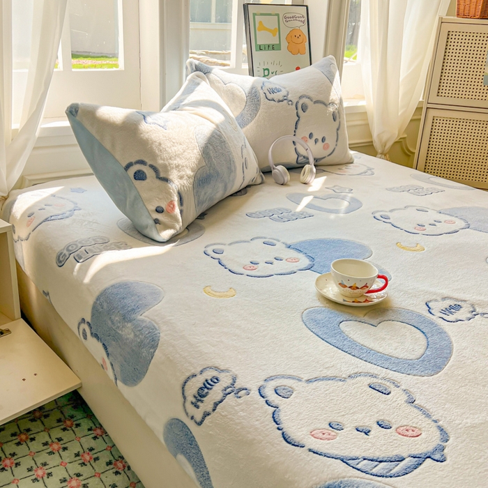 91家纺网 家纺一手货源 找家纺 娜朵家纺 2025新款180克雪花绒印花床笠 蓝色小熊