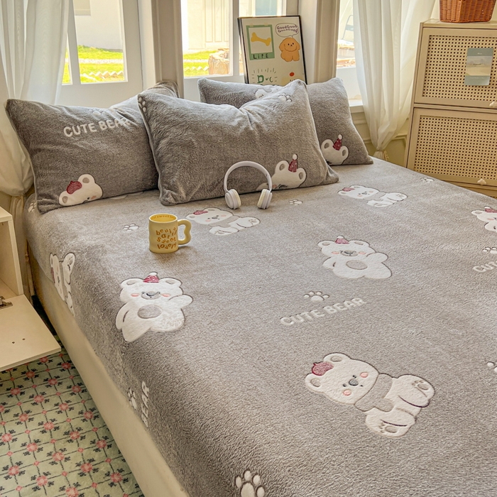 91家纺网 家纺一手货源 找家纺 娜朵家纺 2025新款180克雪花绒印花床笠 呆萌小熊