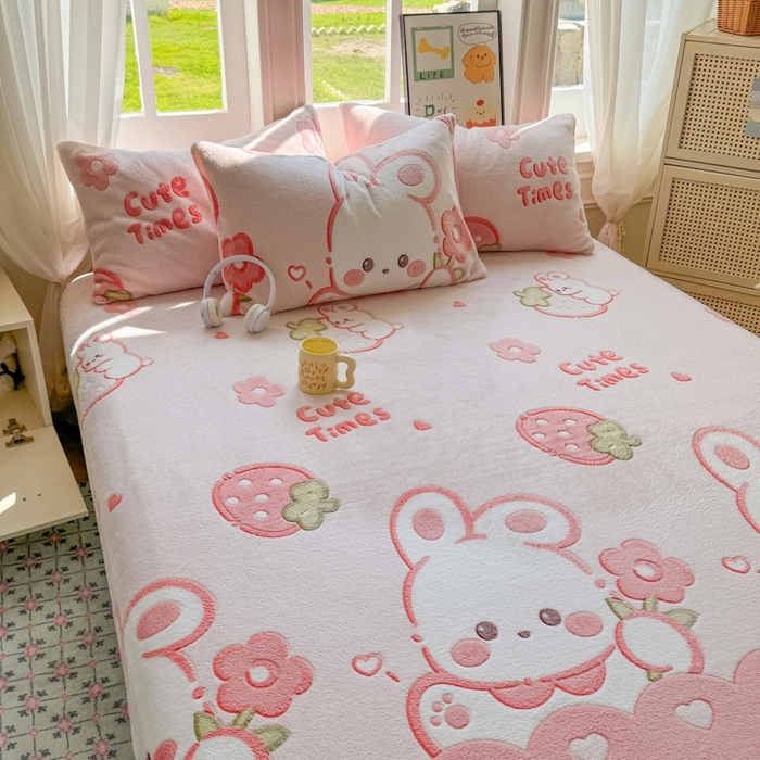 91家纺网 家纺一手货源 找家纺 娜朵家纺 2025新款180克雪花绒印花床笠 草莓小兔