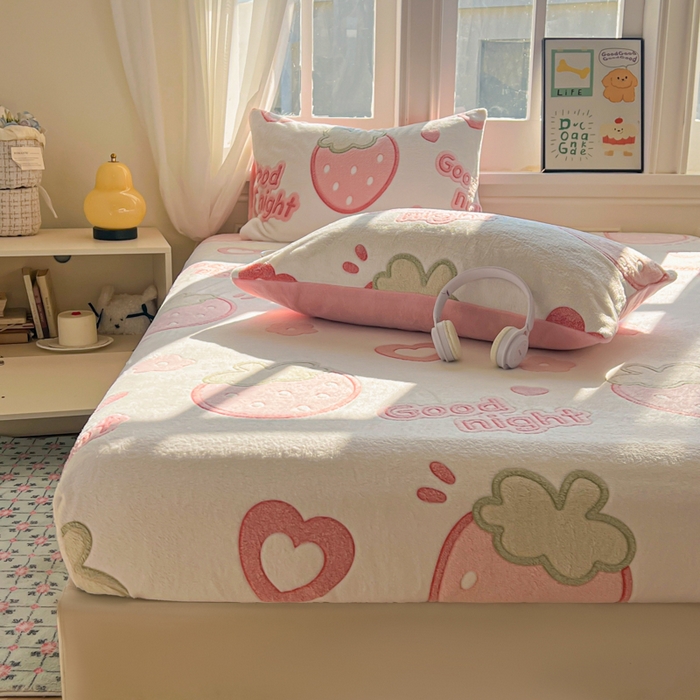 91家纺网 家纺一手货源 找家纺 娜朵家纺 2025新款180克雪花绒印花床笠 草莓之恋