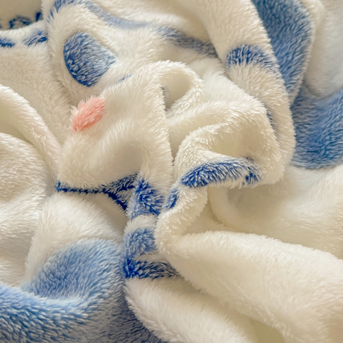 91家纺网 家纺一手货源 找家纺 娜朵家纺 2025新款180克雪花绒印花床笠 蓝色小熊