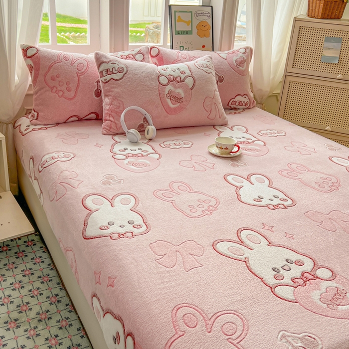 91家纺网 家纺一手货源 找家纺 娜朵家纺 2025新款180克雪花绒印花床笠 樱桃兔