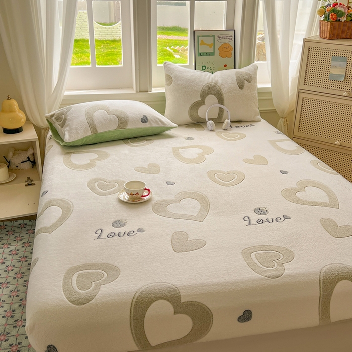 91家纺网 家纺一手货源 找家纺 娜朵家纺 2025新款180克雪花绒印花床笠 爱心LOVE