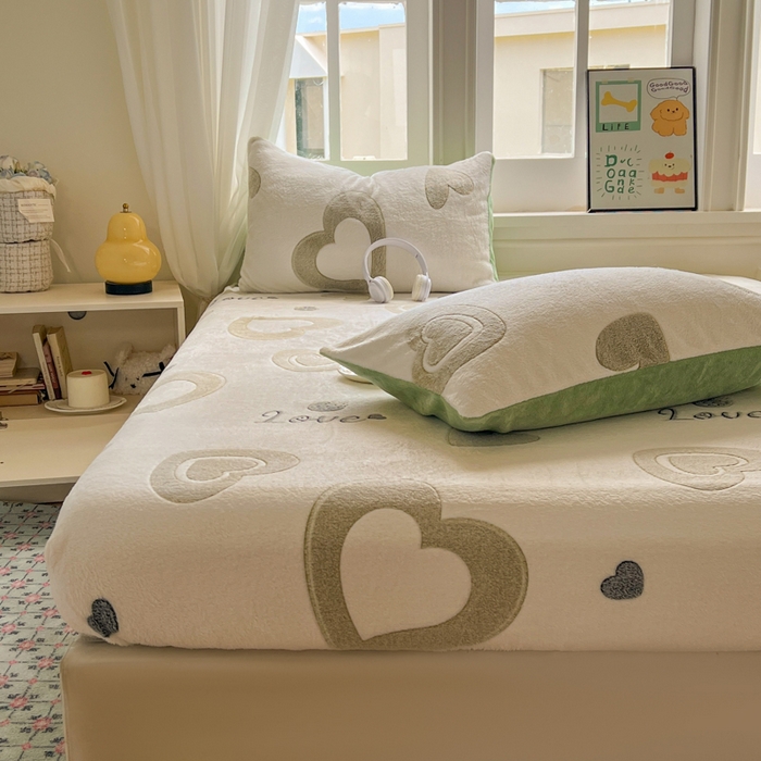 91家纺网 家纺一手货源 找家纺 娜朵家纺 2025新款180克雪花绒印花床笠 爱心LOVE