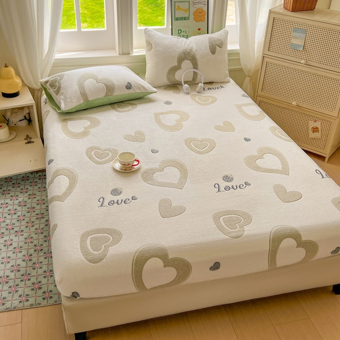 91家纺网 家纺一手货源 找家纺 娜朵家纺 2025新款180克雪花绒印花床笠 爱心LOVE