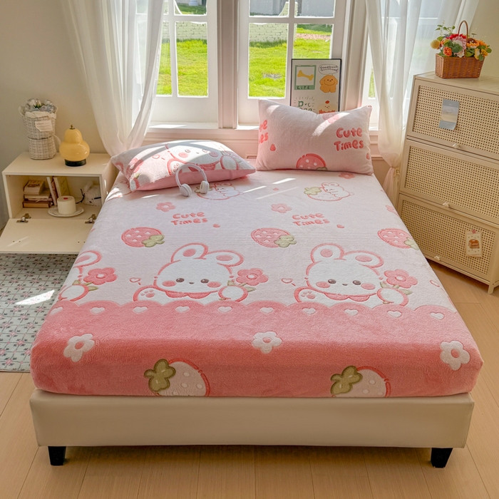 91家纺网 家纺一手货源 找家纺 娜朵家纺 2025新款180克雪花绒印花床笠 草莓小兔