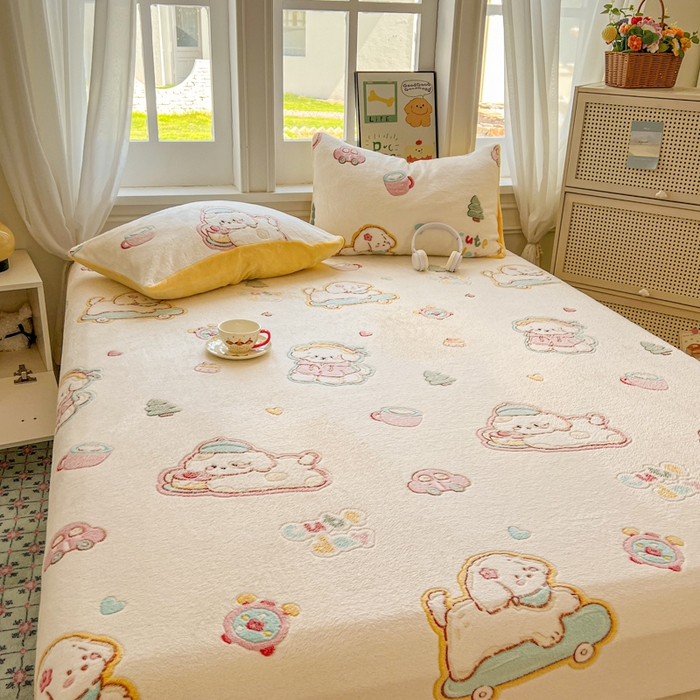 91家纺网 家纺一手货源 找家纺 娜朵家纺 2025新款180克雪花绒印花床笠 小狗贝贝