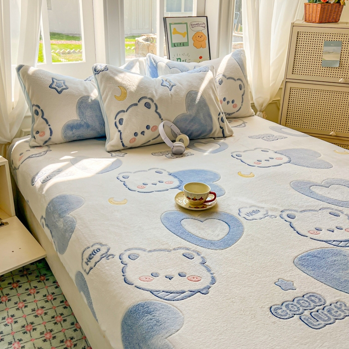 91家纺网 家纺一手货源 找家纺 娜朵家纺 2025新款180克雪花绒印花床笠 蓝色小熊