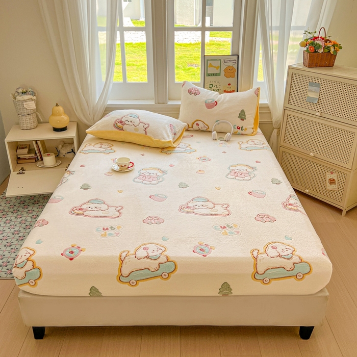 91家纺网 家纺一手货源 找家纺 娜朵家纺 2025新款180克雪花绒印花床笠 小狗贝贝