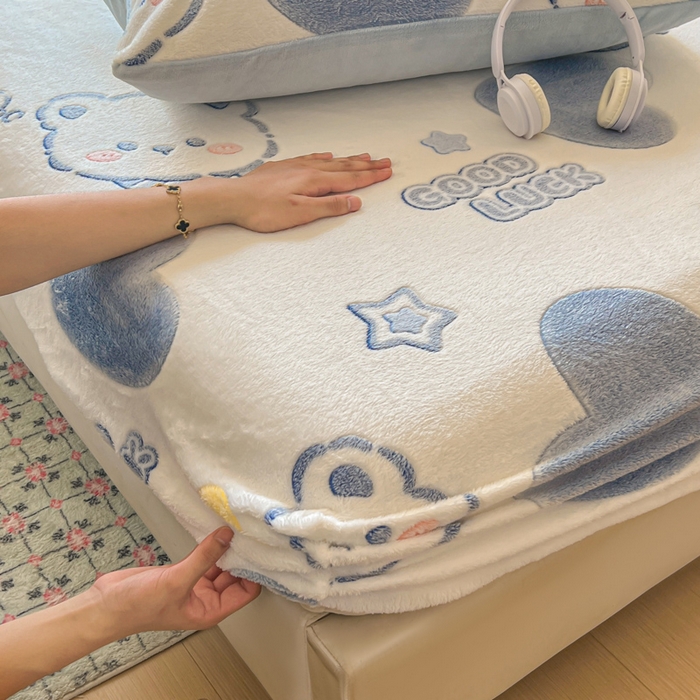 91家纺网 家纺一手货源 找家纺 娜朵家纺 2025新款180克雪花绒印花床笠 蓝色小熊