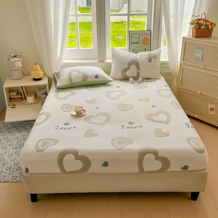 91家纺网 家纺一手货源 找家纺 娜朵家纺 2025新款180克雪花绒印花床笠 爱心LOVE