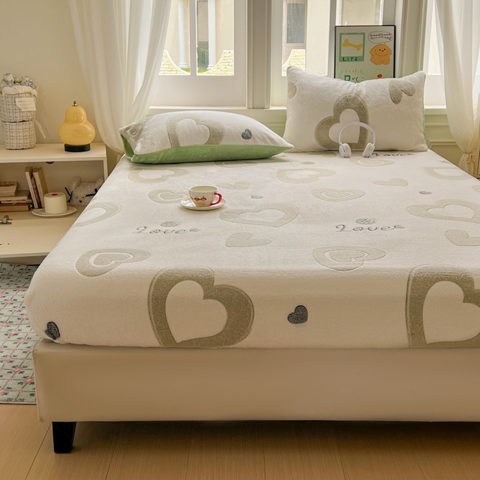 91家纺网 家纺一手货源 找家纺 娜朵家纺 2025新款180克雪花绒印花床笠 爱心LOVE