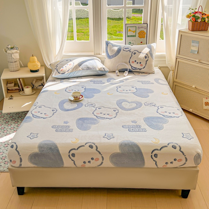 91家纺网 家纺一手货源 找家纺 娜朵家纺 2025新款180克雪花绒印花床笠 蓝色小熊