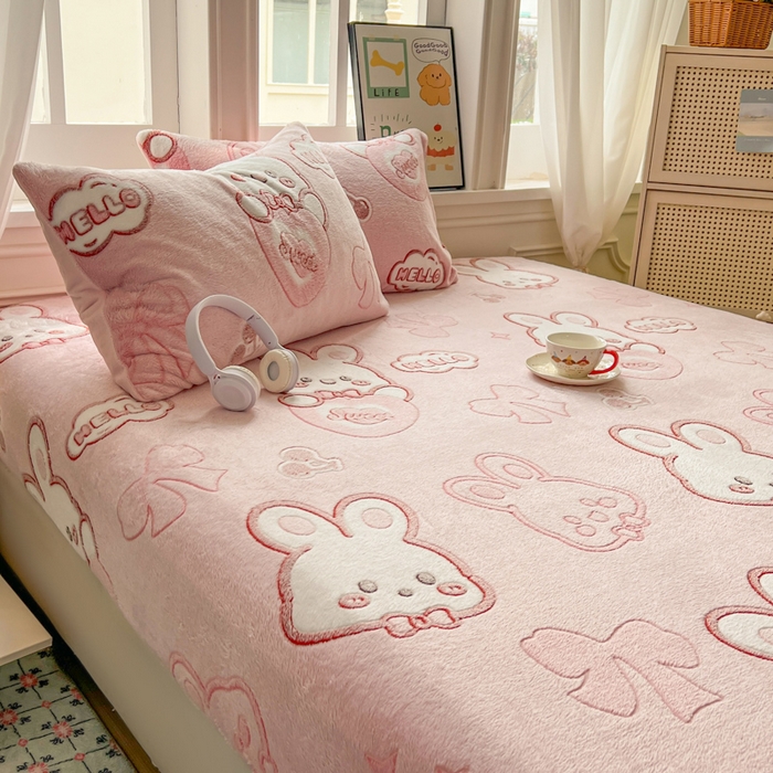 91家纺网 家纺一手货源 找家纺 娜朵家纺 2025新款180克雪花绒印花床笠 樱桃兔