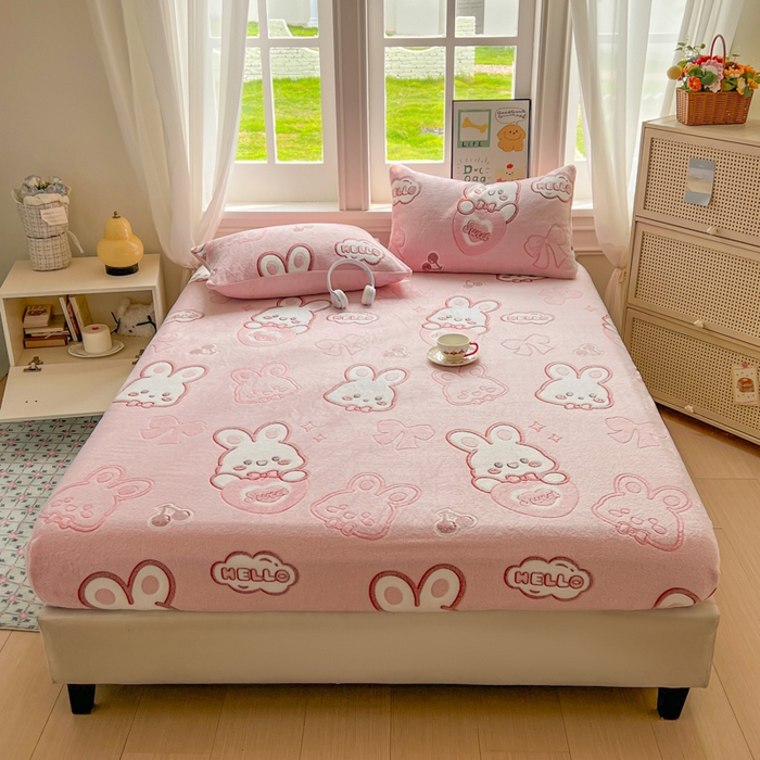 91家纺网 家纺一手货源 找家纺 娜朵家纺 2025新款180克雪花绒印花床笠 樱桃兔