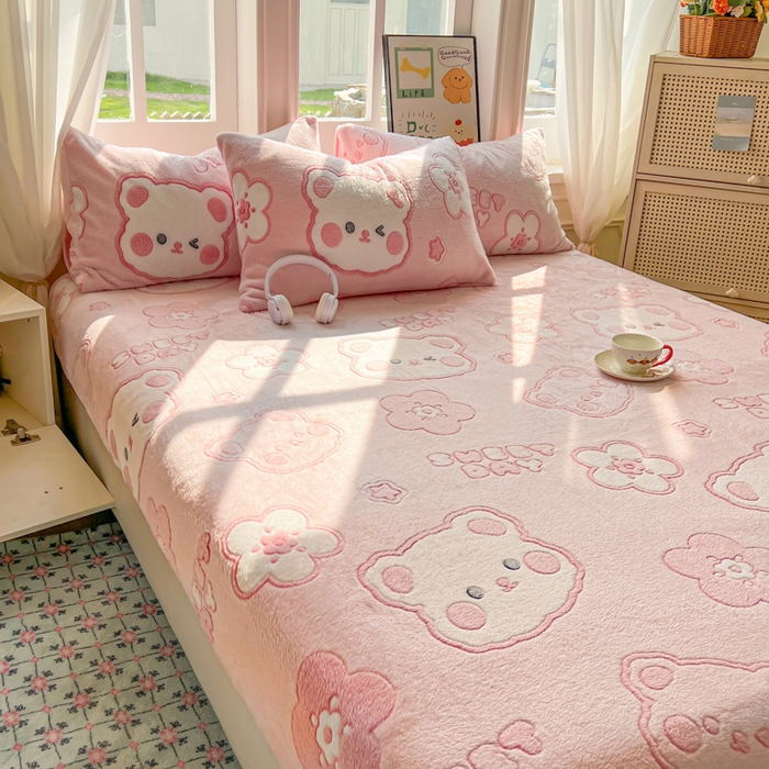 91家纺网 家纺一手货源 找家纺 娜朵家纺 2025新款180克雪花绒印花床笠 甜心小熊