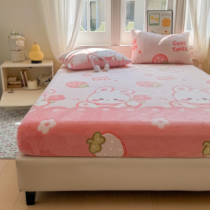 91家纺网 家纺一手货源 找家纺 娜朵家纺 2025新款180克雪花绒印花床笠 草莓小兔