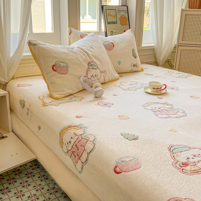 91家纺网 家纺一手货源 找家纺 娜朵家纺 2025新款180克雪花绒印花床笠 小狗贝贝