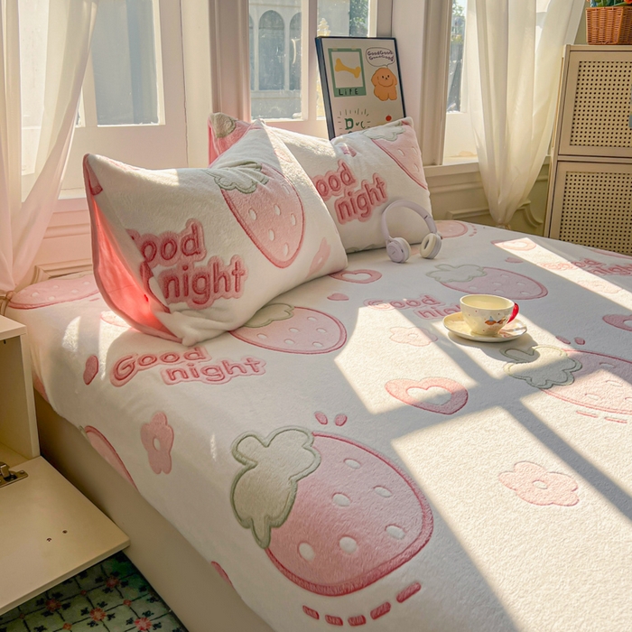 91家纺网 家纺一手货源 找家纺 娜朵家纺 2025新款180克雪花绒印花床笠 草莓之恋