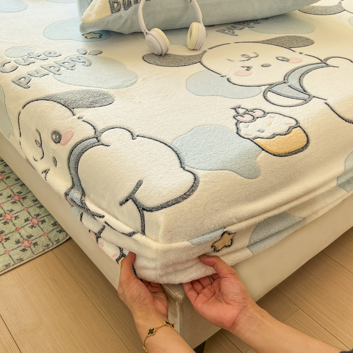 91家纺网 家纺一手货源 找家纺 娜朵家纺 2025新款180克雪花绒印花床笠 萌犬生活