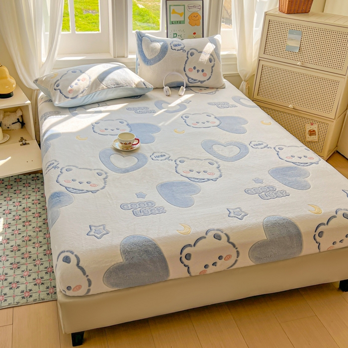 91家纺网 家纺一手货源 找家纺 娜朵家纺 2025新款180克雪花绒印花床笠 蓝色小熊