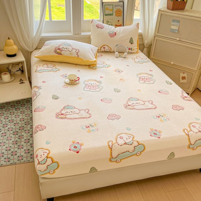 91家纺网 家纺一手货源 找家纺 娜朵家纺 2025新款180克雪花绒印花床笠 小狗贝贝