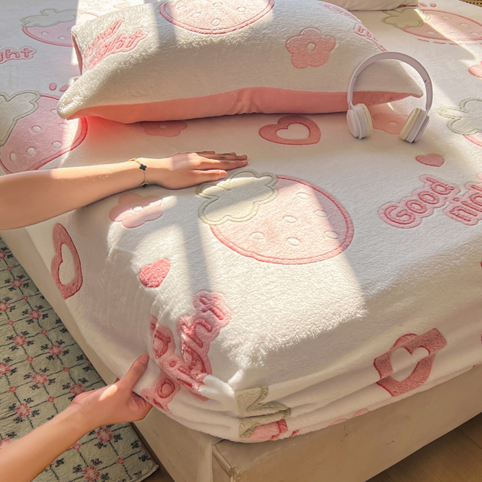 91家纺网 家纺一手货源 找家纺 娜朵家纺 2025新款180克雪花绒印花床笠 草莓之恋