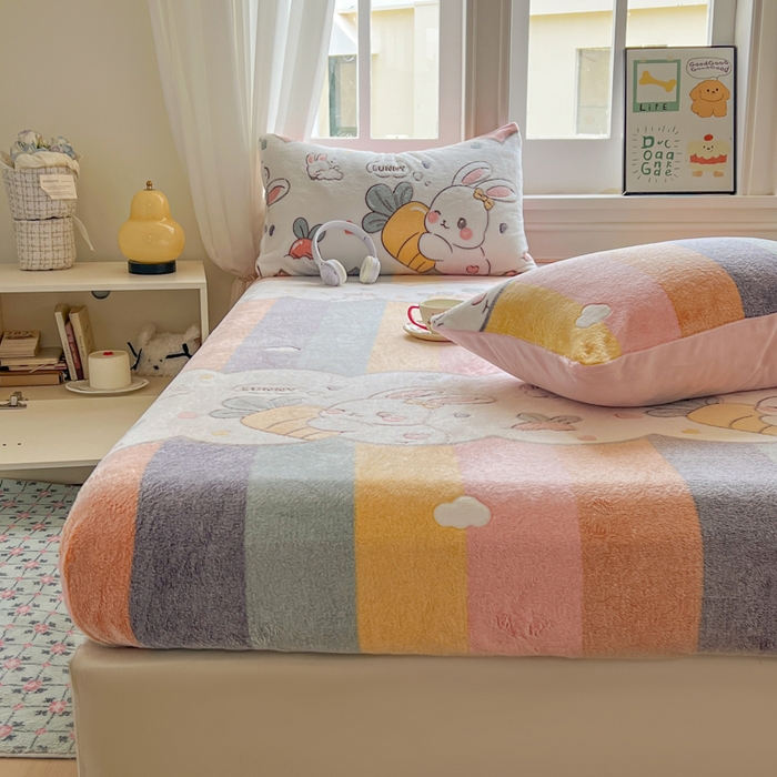 91家纺网 家纺一手货源 找家纺 娜朵家纺 2025新款180克雪花绒印花床笠 萝卜兔