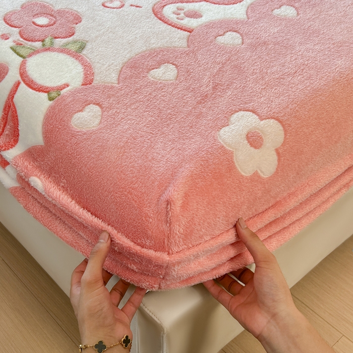 91家纺网 家纺一手货源 找家纺 娜朵家纺 2025新款180克雪花绒印花床笠 草莓小兔