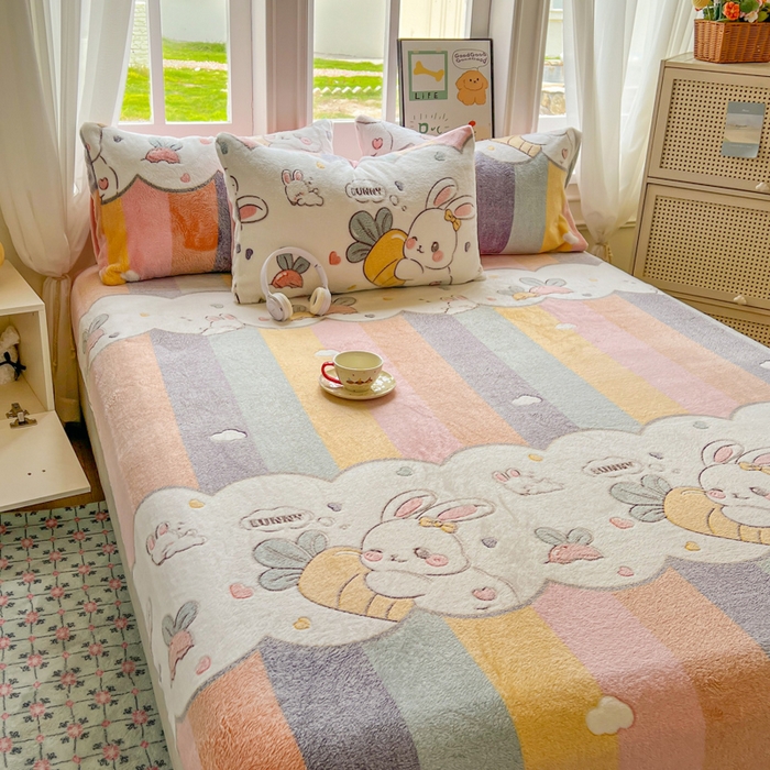 91家纺网 家纺一手货源 找家纺 娜朵家纺 2025新款180克雪花绒印花床笠 萝卜兔