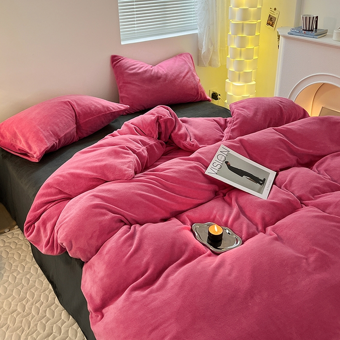 卡斯诺家纺馆 2025新款200克牛奶绒四件套 玫红黑灰