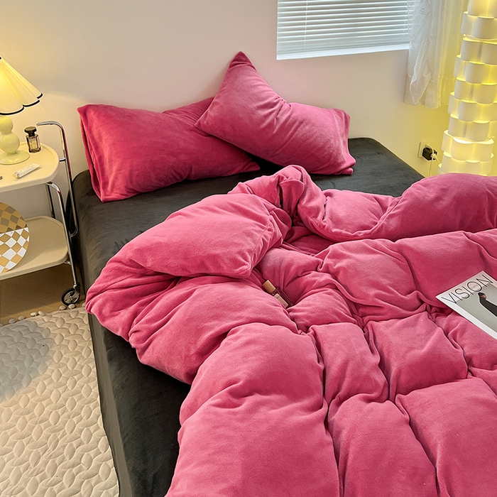 91家纺网 家纺一手货源 找家纺 卡斯诺家纺馆 2025新款200克牛奶绒四件套 玫红黑灰