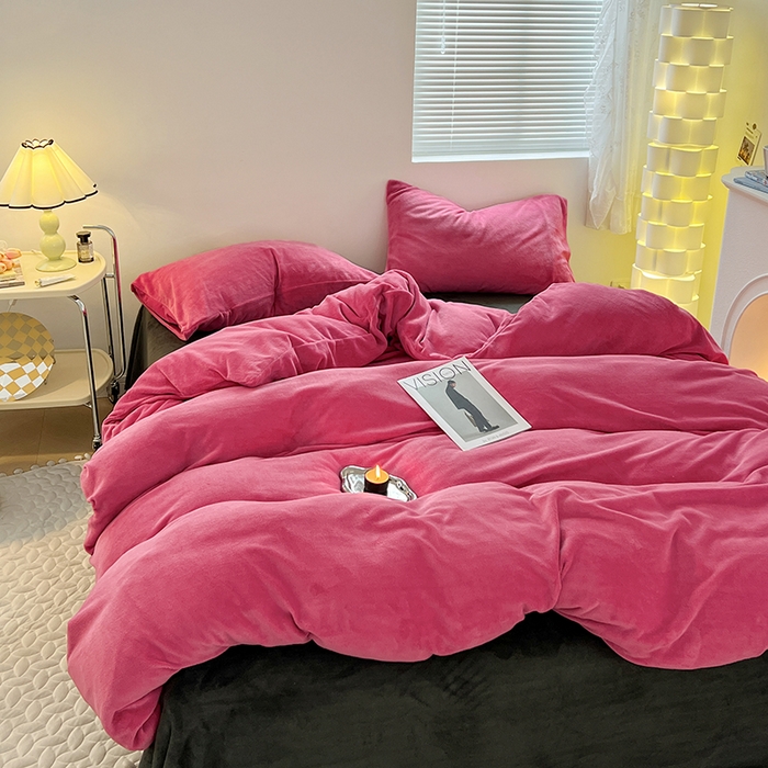 91家纺网 家纺一手货源 找家纺 卡斯诺家纺馆 2025新款200克牛奶绒四件套 玫红黑灰