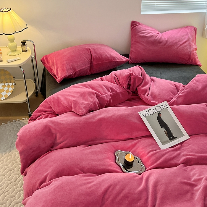 91家纺网 家纺一手货源 找家纺 卡斯诺家纺馆 2025新款200克牛奶绒四件套 玫红黑灰