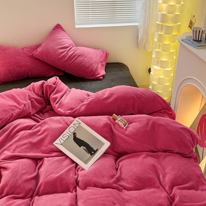 91家纺网 家纺一手货源 找家纺 卡斯诺家纺馆 2025新款200克牛奶绒四件套 玫红黑灰