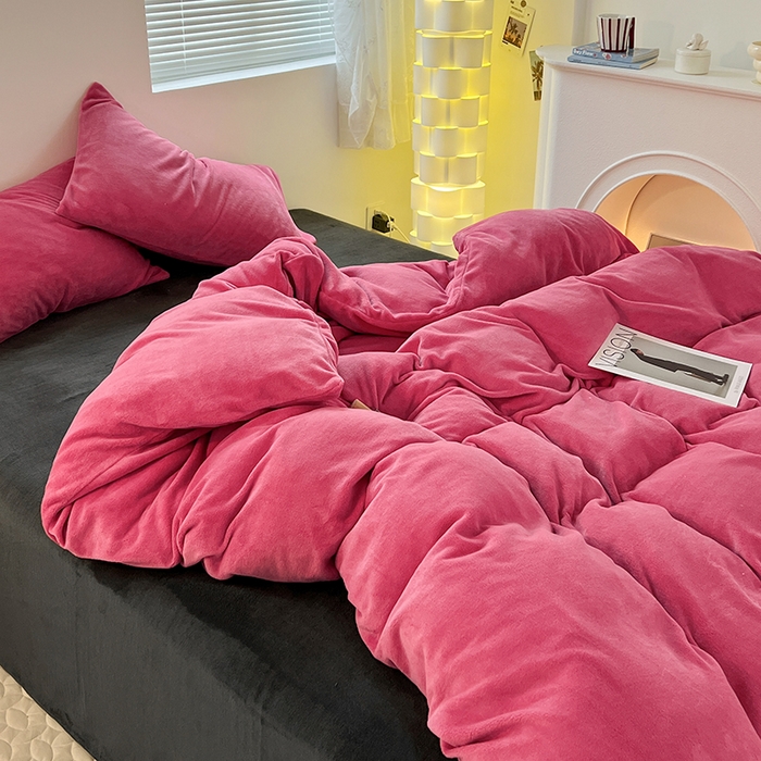 91家纺网 家纺一手货源 找家纺 卡斯诺家纺馆 2025新款200克牛奶绒四件套 玫红黑灰