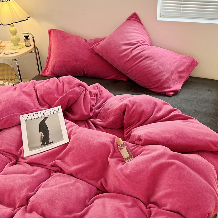 91家纺网 家纺一手货源 找家纺 卡斯诺家纺馆 2025新款200克牛奶绒四件套 玫红黑灰