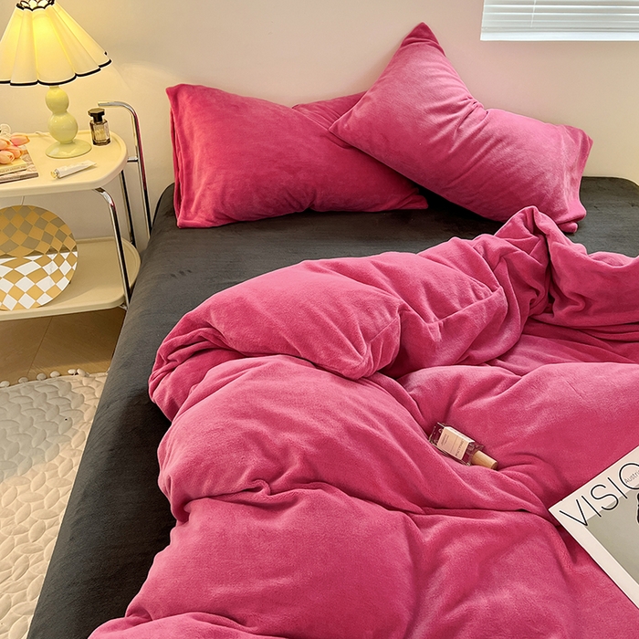 91家纺网 家纺一手货源 找家纺 卡斯诺家纺馆 2025新款200克牛奶绒四件套 玫红黑灰