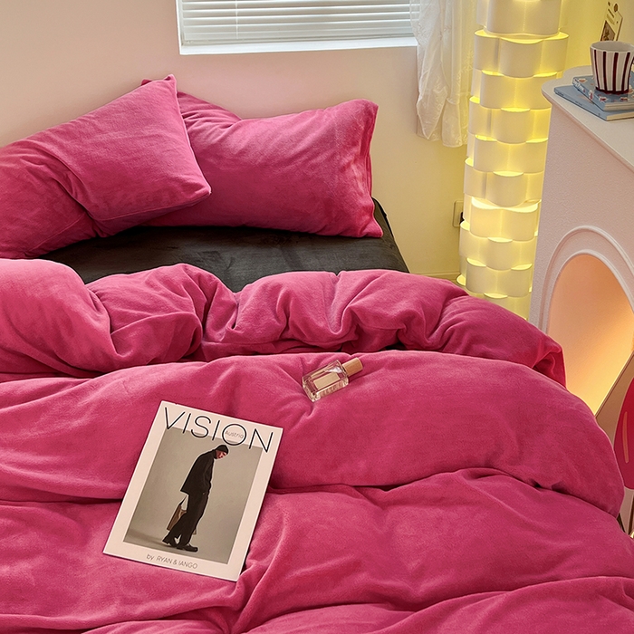 91家纺网 家纺一手货源 找家纺 卡斯诺家纺馆 2025新款200克牛奶绒四件套 玫红黑灰