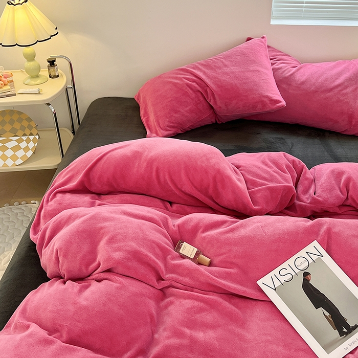 91家纺网 家纺一手货源 找家纺 卡斯诺家纺馆 2025新款200克牛奶绒四件套 玫红黑灰