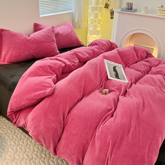 91家纺网 家纺一手货源 找家纺 卡斯诺家纺馆 2025新款200克牛奶绒四件套 玫红黑灰